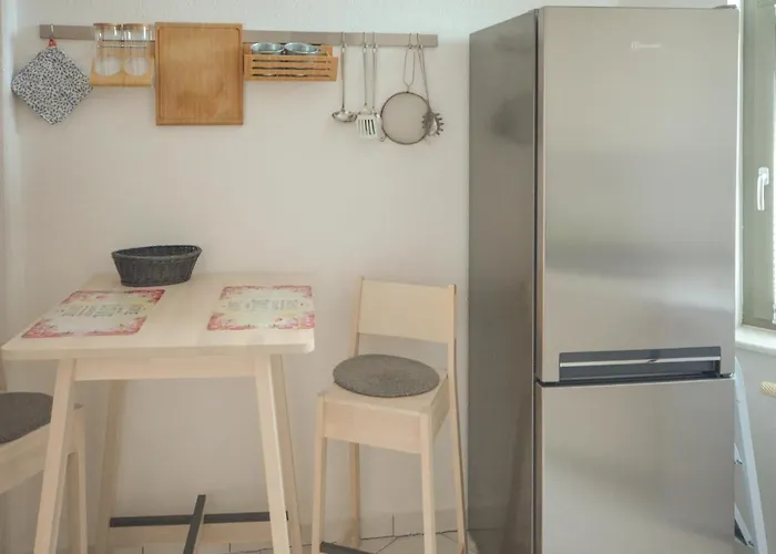 Appartement Sweethome - Ruhig - Grosse Kueche, Balkon, Stellplatz, Wifi *